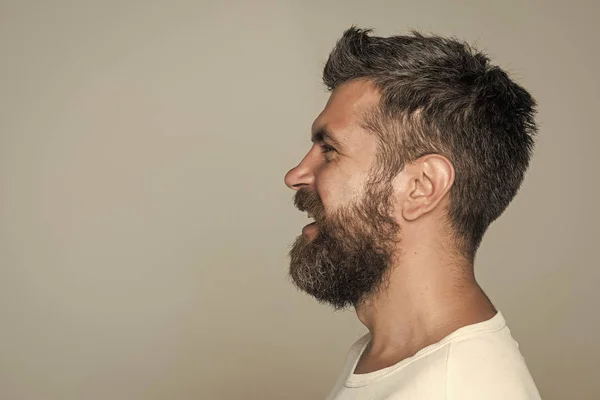 Uomo con la barba lunga sul viso felice — Foto Stock