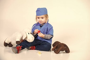 oyuncak hayvan ile tek tip oyun doktor çocukta veteriner