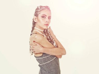 şık örgüler poz gri elbiseli kadınla