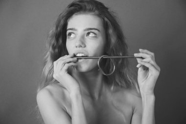 Metalize çivi ile sağlıklı beyaz dişleri ısırma kız