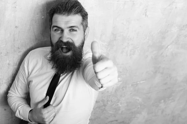 Homme ou hipster avec longue barbe sur le visage heureux — Photo