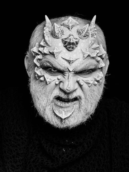 Adam dragon cilt ve sakal — Stok fotoğraf