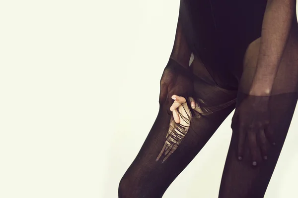 Medias o medias de nylon negro desgarrado en las piernas de la mujer —  Fotos de Stock