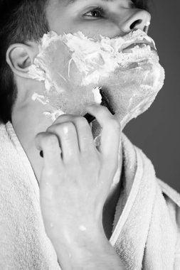 ustura ile tıraş adam