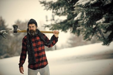 Kar kış ormanı içinde sakallı adam tutun balta.