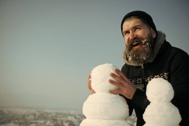 Uzun sakallı Noel adam.