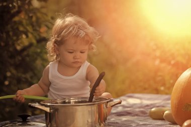 Küçük çocuk piknik