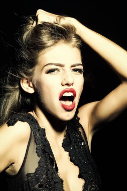 Duygusal bir kadın. Bir çekici duygusal kadın modeli gür saç dokunmadan yükseltilmiş el ile portresi