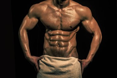 Adam kas ıslak vücut ve gövde içinde banyo havlusu.