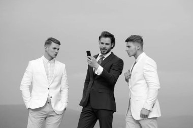 işadamı ile hareket eden ya da cep telefonu ikiz erkek açık, grup iş adamları mavi gökyüzü arka plan, iletişim, Toplantı ve ortaklık resmi kıyafeti ile konuşma