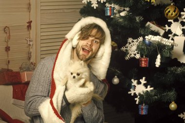 Mutlu yüz ve evde beslenen hayvan sakallı Noel adam.