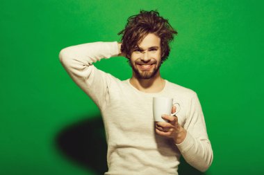 mutlu bir adam sabah ferahlık fincan çay, kahve ile