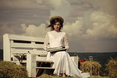 Bulutlu gökyüzü daktiloda yazarak kadın