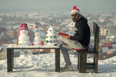 Hipster sandalyede oturan kitap ile