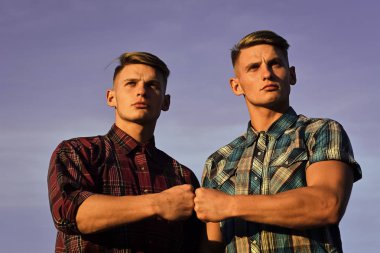 Günbatımında ya da gündoğumunda ikiz erkekler, arkadaşlık.