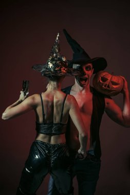 Halloween çift kahverengi zemin makyaj ile.