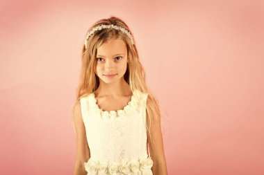 Şık elbiseli küçük kız balo. Elegance şık seksi elbiseli kız çocuk. Pembe bir arka plan, güzellik moda modeli. Bak, Kuaför, makyaj. Moda ve güzellik, küçük Prenses.