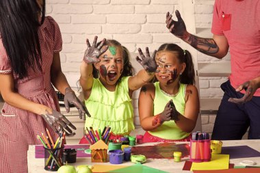 Boyalar renkli elleri ile gülümseyen çocuklar