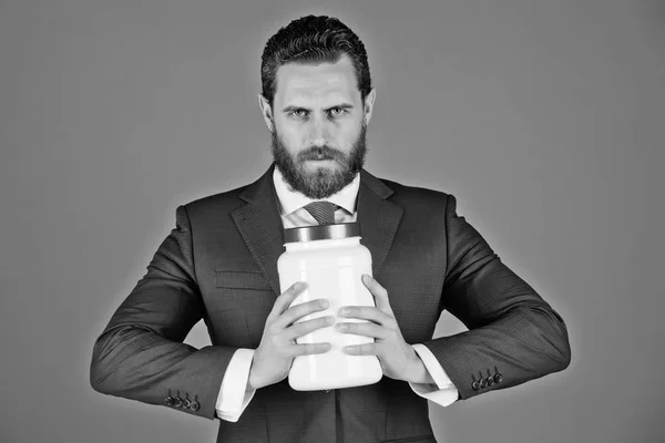 Podnikatel nebo vousatý muž s plastovou nádobu na modrém pozadí — Stock fotografie