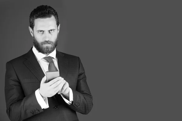 Hombre de negocios o abogado serio en traje mantenga el dispositivo móvil — Foto de Stock