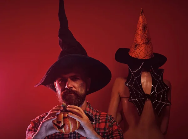 Halloween hombre con calabaza y mujer murciélago sobre fondo rojo — Foto de Stock