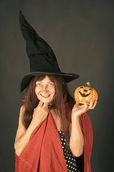 Halloween vrouw met lange rode haren in heks hoed — Stockfoto