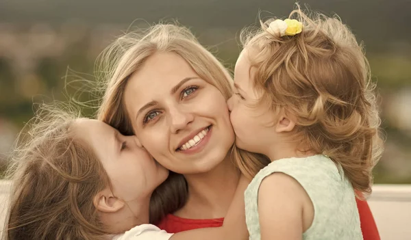 Дочки цілують маму на природному ландшафті — стокове фото