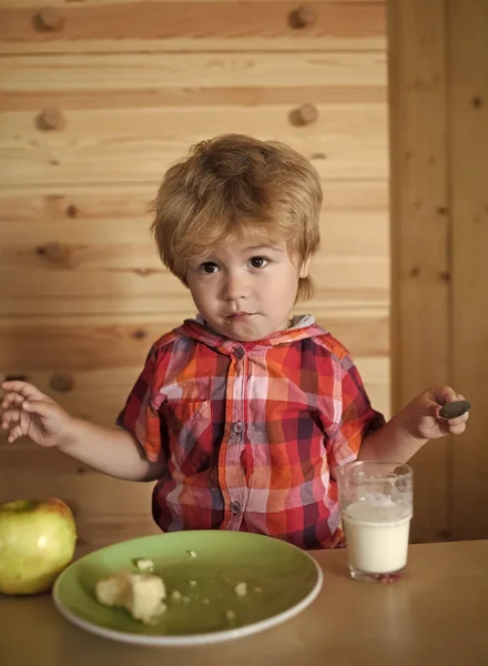 Kleine jongenskind eten ontbijt appel, banaan, melk — Stockfoto