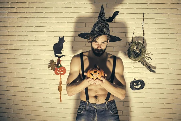 Halloween feriado símbolos tradicionais na parede de tijolo branco — Fotografia de Stock