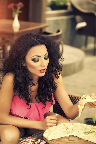 Сексуальная женщина ест пиццу
