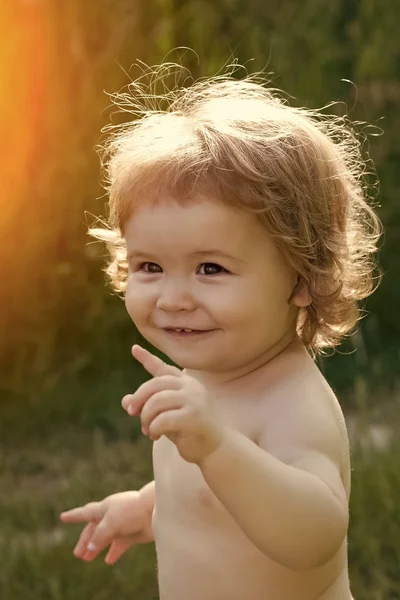 Bambino giocoso all'aperto — Foto Stock