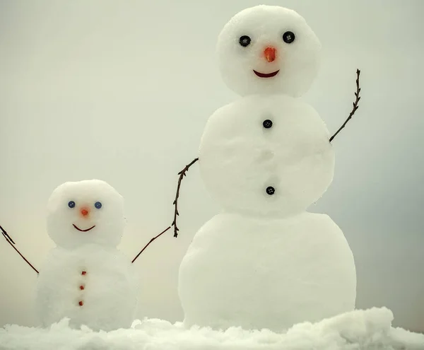 Noel kardan adam aile, anne veya baba ve çocuk kışın — Stok fotoğraf