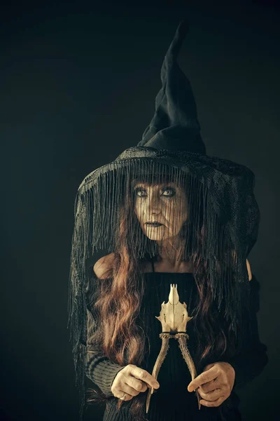 Mujer de Halloween en negro con pelo largo y rojo y maquillaje . — Foto de Stock