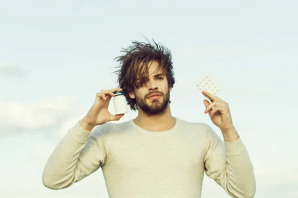 Homme avec pilule en pot plastique et blister — Photo