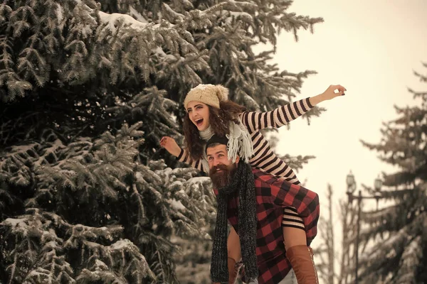 Casal apaixonado pelo chapéu vermelho de Papai Noel no inverno . — Fotografia de Stock