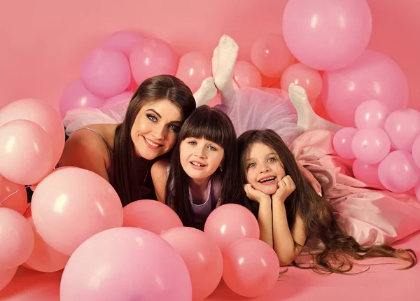 Niñas, mamá en globos rosados . — Foto de Stock