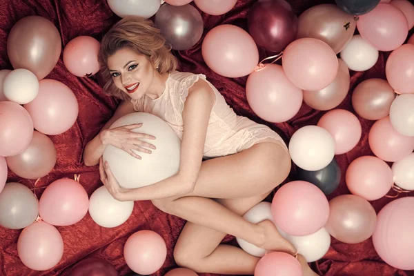 Mujer sensual en globos, sonrojado olla redonda . — Foto de Stock