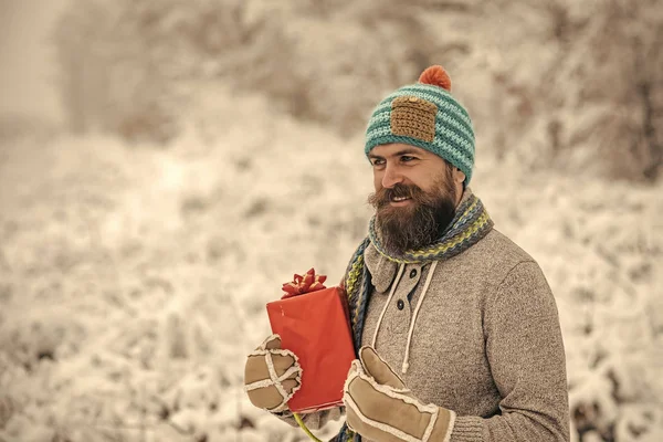 Navidad hombre feliz celebrar presente caja en el bosque de invierno nevado —  Fotos de Stock
