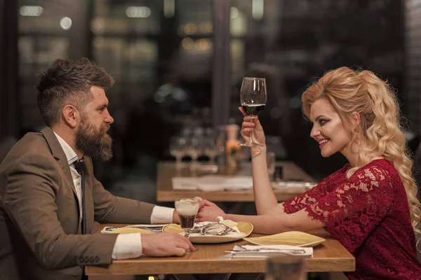 Pareja relajante en restaurante de lujo. concepto de amor, relación y viajes — Foto de Stock