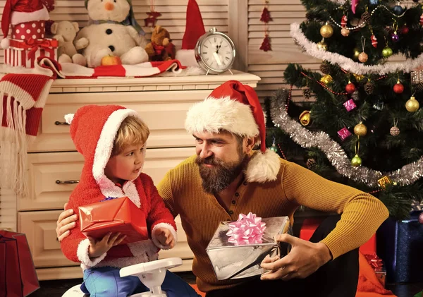 Gelukkig gezin vieren nieuwjaar en kerst. — Stockfoto