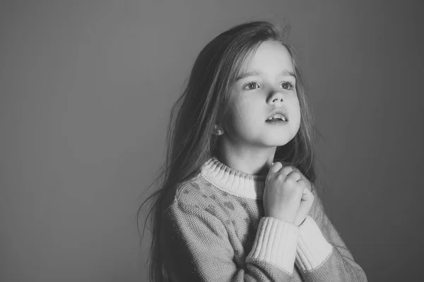 Infância e felicidade. infância de criança pequena menina . — Fotografia de Stock