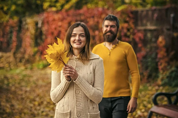 Verliebtes Paar im Herbstpark. — Stockfoto