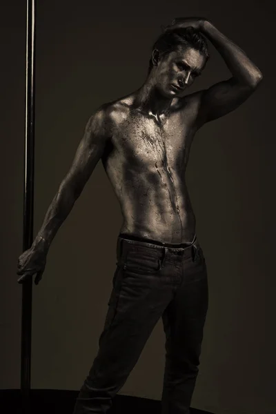 Macho με γυμνό το στήθος, αθλητής, Αθλητικός τύπος Κρατήστε μεταλλικό στύλο. — Φωτογραφία Αρχείου