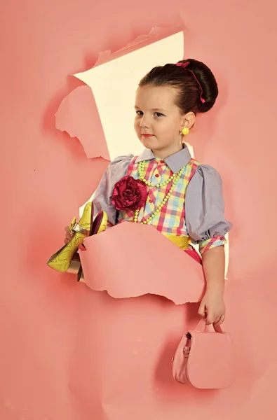 Portret van vrij klein meisje kind met lange haren. Potrait van klein meisje kind — Stockfoto