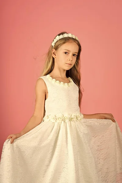 Kijk voor klein meisje bij Kapper met make-up. uiterlijk en mode, schoonheid — Stockfoto