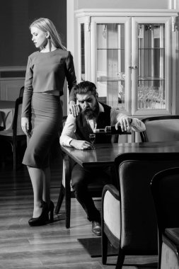 Kız şarap dökme hipster ayakta