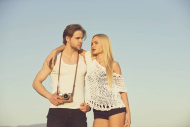 Adam kız arkadaşı ile kas vücut ile.