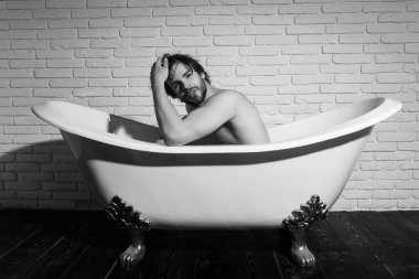 küvet içinde oturan adam