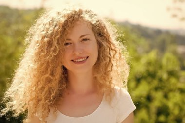 gülümseyen kadın açık