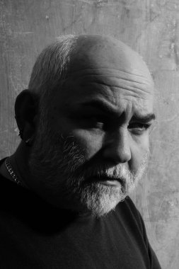 Adam gri sakal ve bıyık eski yüzünde